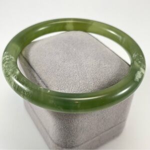 Beautiful Vintage Unsigned Green Jade Smooth Bangle Bracelet
